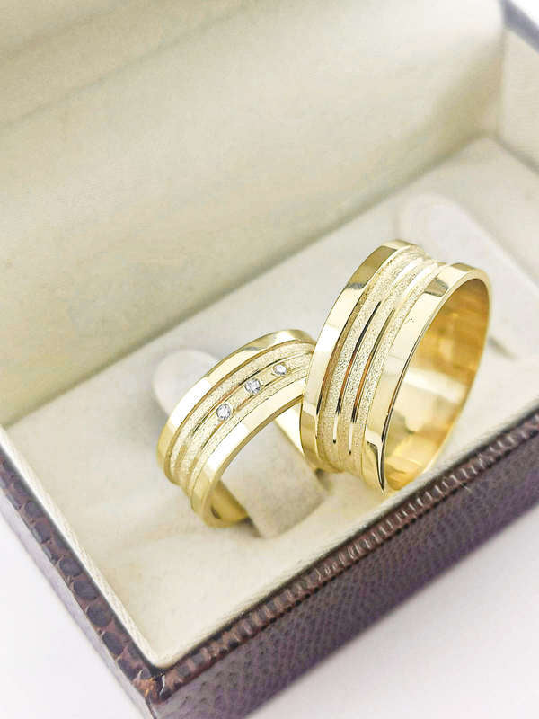 Aliança em Ouro 18k Reto com Frisos 7mm com 3 Brilhantes