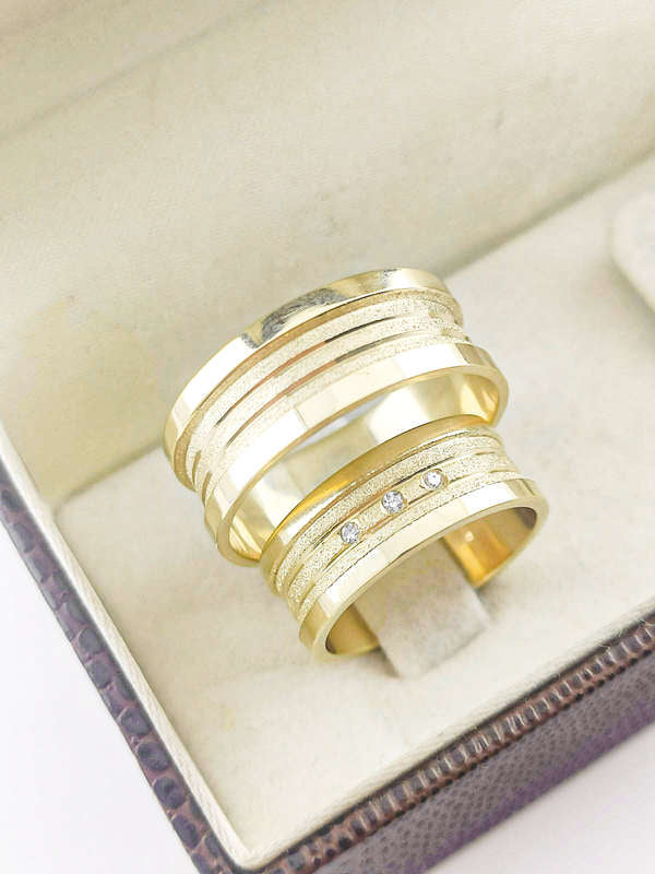 Aliança em Ouro 18k Reto com Frisos 7mm com 3 Brilhantes