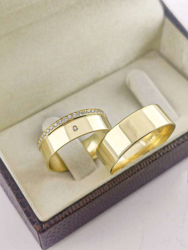 Aliança em Ouro 18k Reto com Frisos 7mm com 1 Brilhante central + 20 Brilhantes no aro