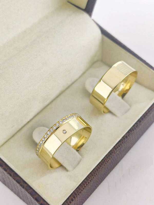 Aliança em Ouro 18k Reto com Frisos 7mm com 1 Brilhante central + 20 Brilhantes no aro
