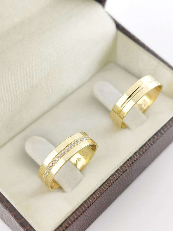 Aliança em Ouro 18k Reto com Frisos 5mm com 25 Brilhantes