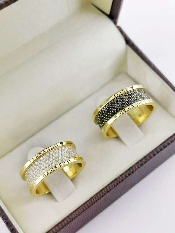 Aliança em Ouro 18k Reto com Frisos 8mm com 400 Brilhantes