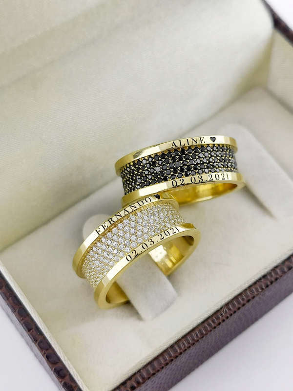 Aliança em Ouro 18k Reto com Frisos 8mm com 400 Brilhantes