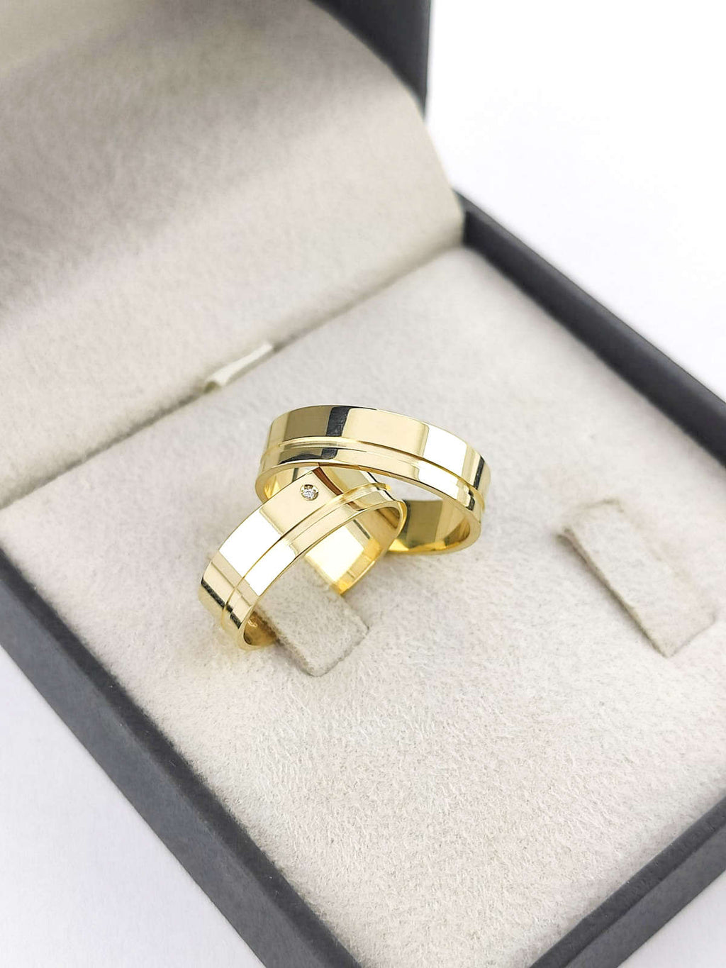 Aliança em Ouro 18k Reto com Frisos 5mm com 1 Brilhante