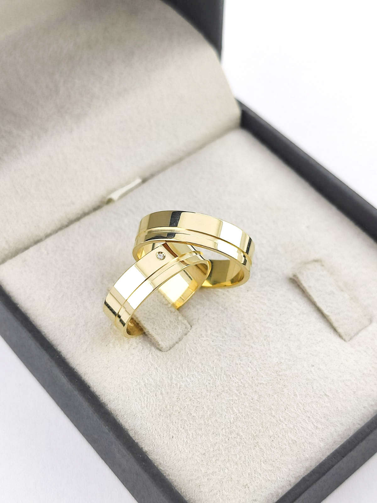 Aliança em Ouro 18k Reto com Frisos 5mm com 1 Brilhante