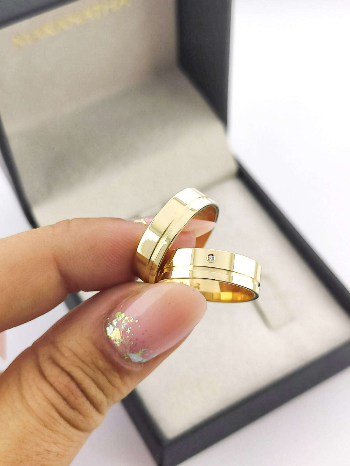 Aliança em Ouro 18k Reto com Frisos 5mm com 1 Brilhante