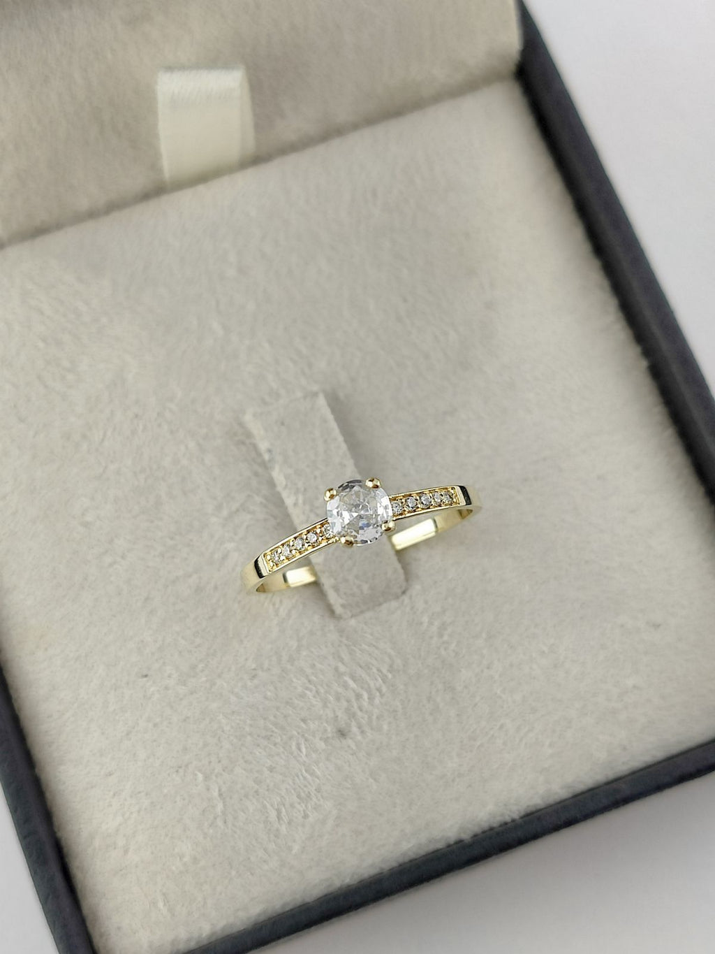 Aliança em Ouro 18k Reto Solitário com 1 Brilhante central + Brilhantes no aro