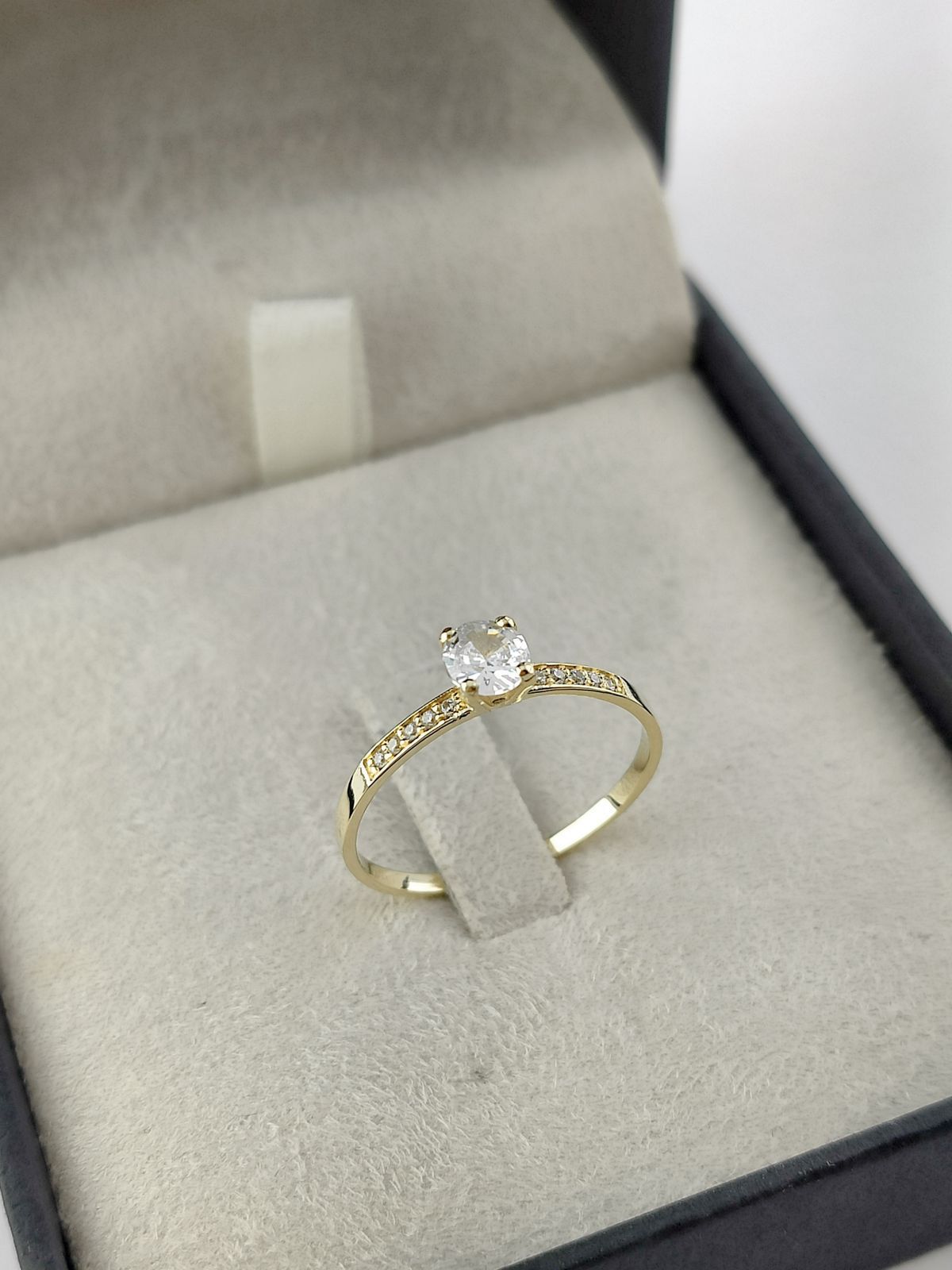 Aliança em Ouro 18k Reto Solitário com 1 Brilhante central + Brilhantes no aro